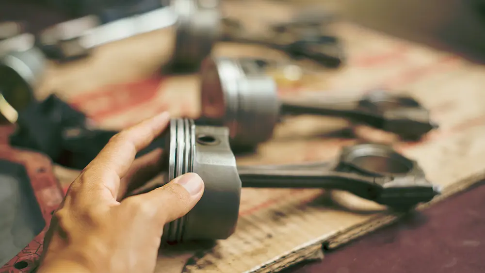 Auswechseln von Kolben in einem Automotor während der Wartung